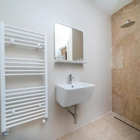 Urban Oasis, Home-triest Com *